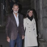 Los Reyes Felipe y Letizia, cogidos de la mano tras una cena en Combarro