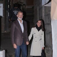 Los Reyes Felipe y Letizia, de la mano tras una cena en Combarro