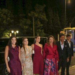 Alexia de Grecia y Carlos Morales y sus hijos en la cena previa a la boda de Theodora de Grecia y Matthew Kumar