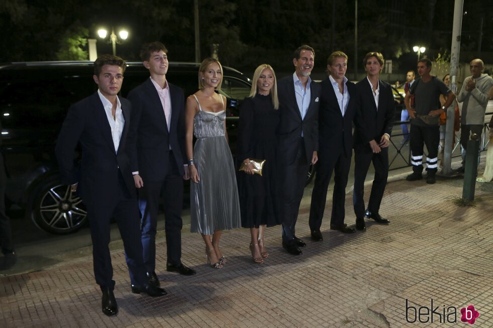 Pablo y Marie Chantal de Grecia con sus cinco hijos en la cena previa a la boda de Theodora de Grecia y Matthew Kumar