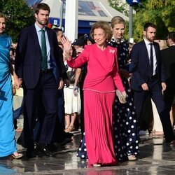 La Reina Sofía saludando junto a la Infanta Elena, la Infanta Cristina y Juan Urdangarin en la boda de Theodora de Grecia y Matthew Kumar