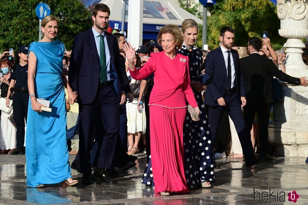 La Reina Sofía saludando junto a la Infanta Elena, la Infanta Cristina y Juan Urdangarin en la boda de Theodora de Grecia y Matthew Kumar