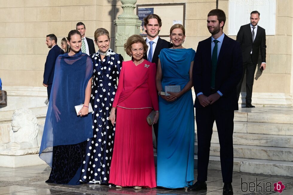 La Reina Sofía, sus hijas Elena y Cristina y sus nietos Juan, Miguel e Irene Urdangarin en la boda de Theodora de Grecia y Matthew Kumar