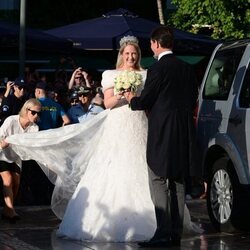 La Princesa Theodora de Grecia se baja del coche junto a su hermano, Pablo de Grecia, en su boda con Matthew Kumar