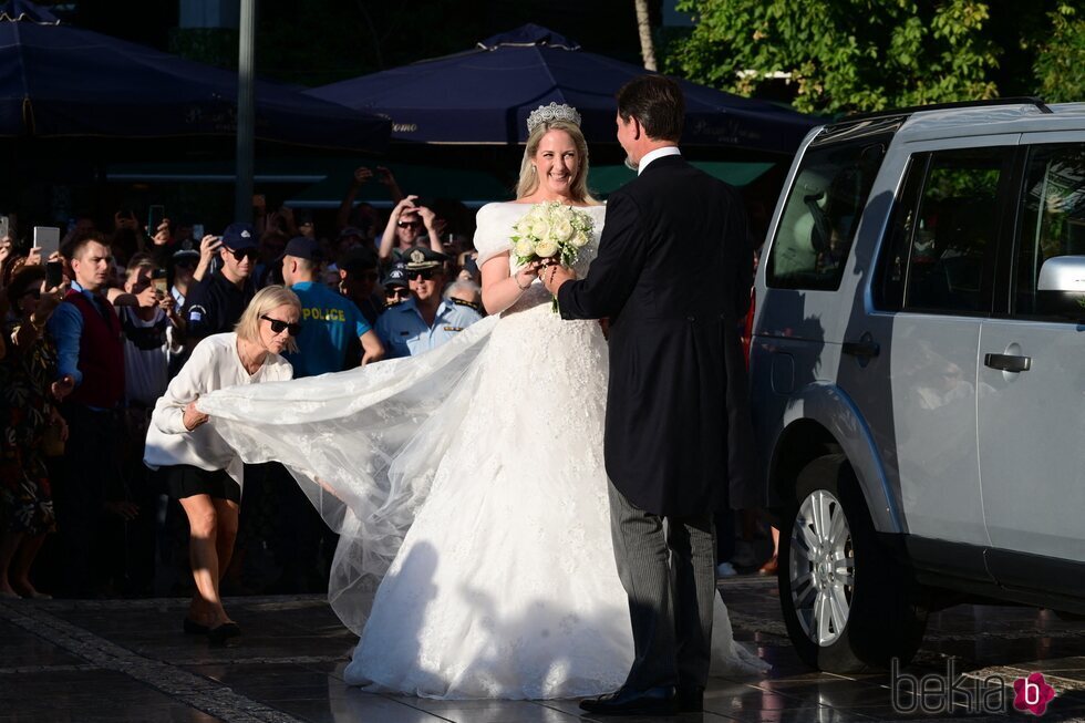 La Princesa Theodora de Grecia se baja del coche junto a su hermano, Pablo de Grecia, en su boda con Matthew Kumar