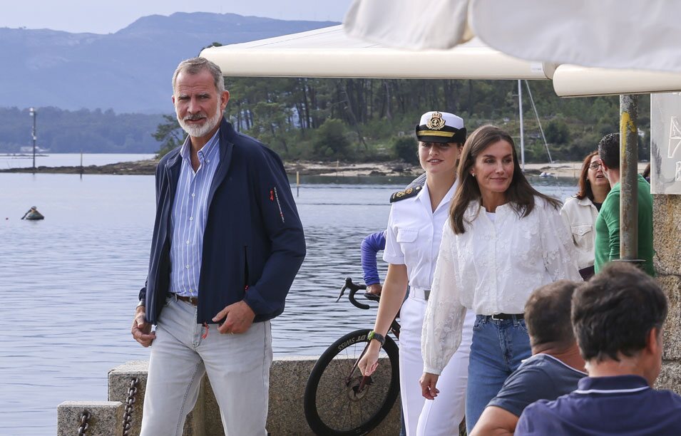 Los Reyes Felipe y Letizia y su hija Leonor tras un almuerzo en Carril, Vilagarcía de Arousa