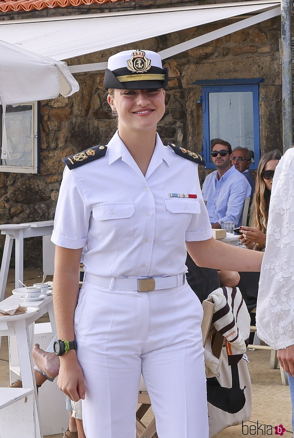 La Princesa Leonor con uniforme de guardiamarina tras un almuerzo con sus padres en Carril, Vilagarcía de Arousa