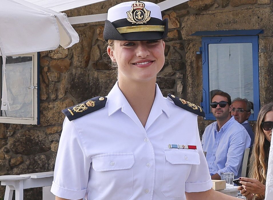 La Princesa Leonor con uniforme de guardamarina tras un almuerzo con sus padres en Carril, Vilagarcía de Arousa