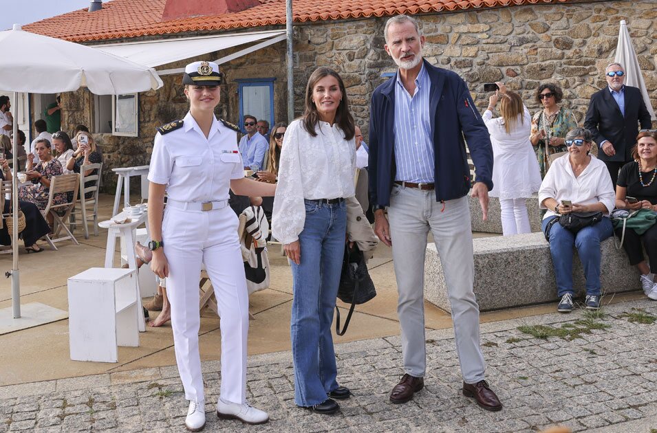 La Princesa Leonor, muy cariñosa con la Reina Letizia en presencia del Rey Felipe VI en Carril, Vilagarcía de Arousa