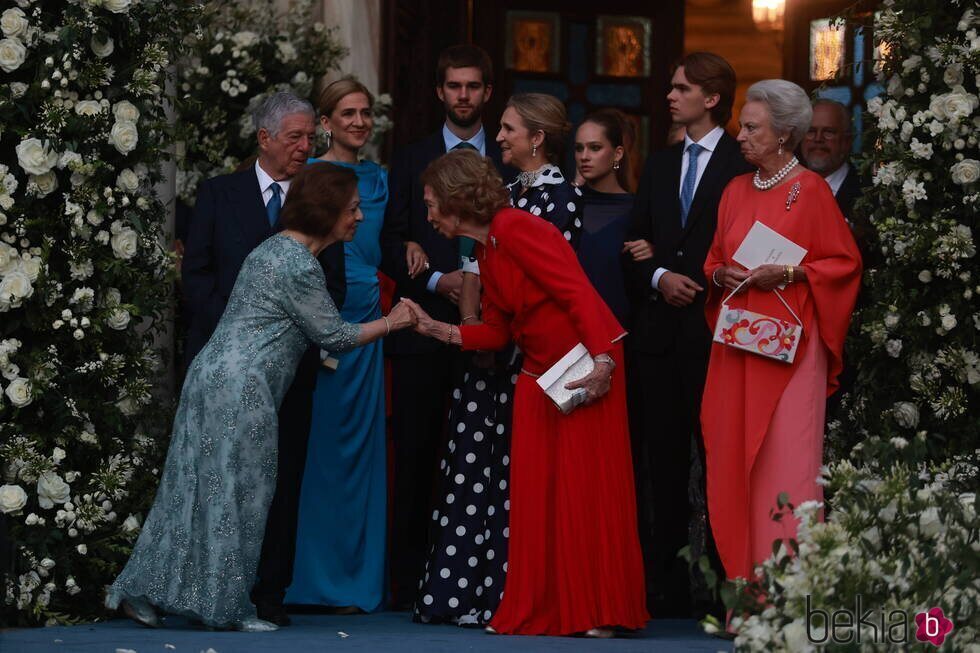 La Reina Sofía y Katherine de Serbia se saludan en la boda de Theodora de Grecia y Matthew Kumar