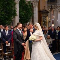 Pablo de Grecia besa la mano de su hermana Theodora de Grecia tras dejarla en el altar para su boda con Matthew Kumar