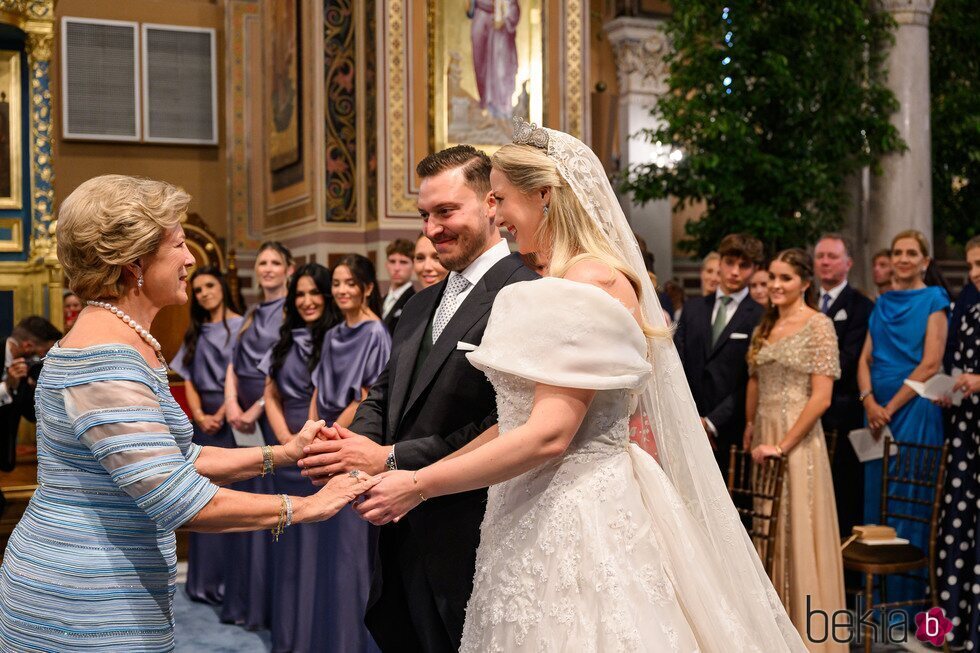 Ana María de Grecia, muy emocionada con Theodora de Grecia y Matthew Kumar en su boda