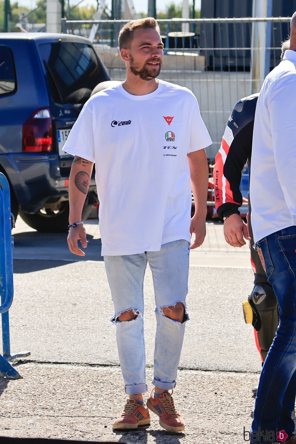 José María Almoguera caminando por el evento de motos del Circuito del Jarama