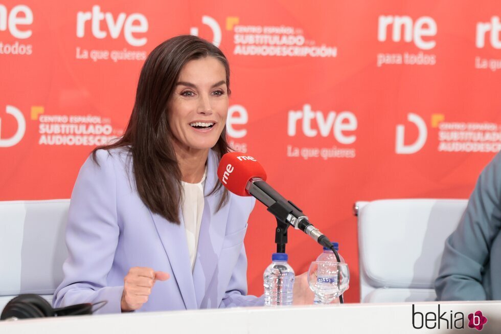 La Reina Letizia hablando en la radio en la presentación de un nuevo servicio de Radio Nacional