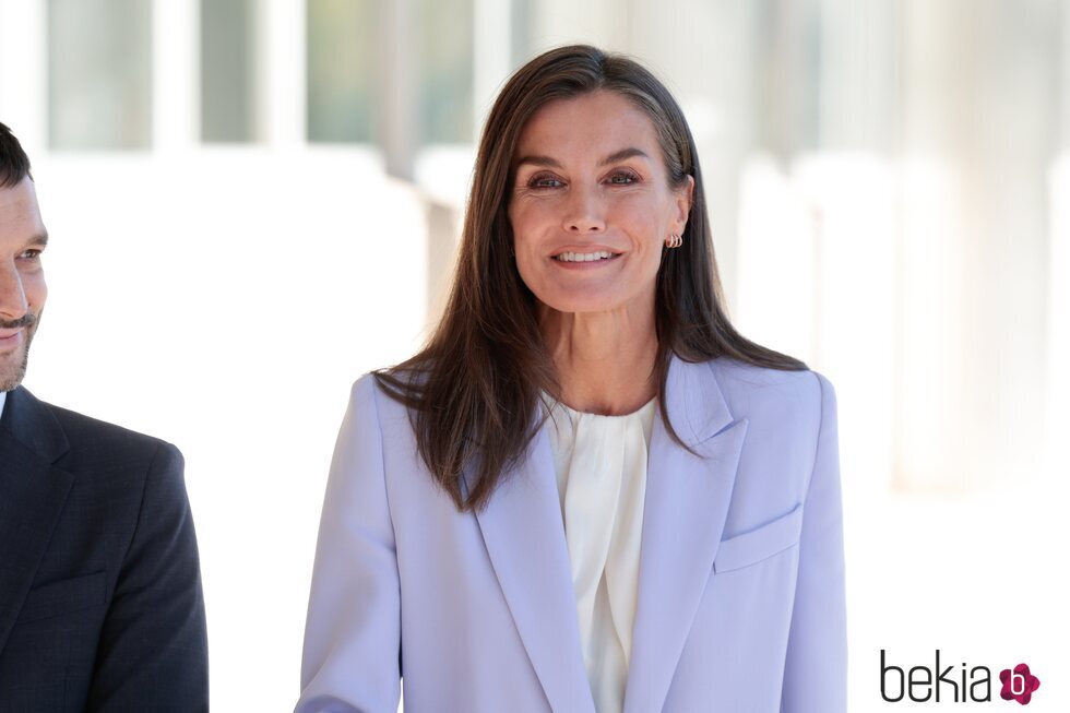 La Reina Letizia, sonriente a su llegada a un acto en Radio Nacional