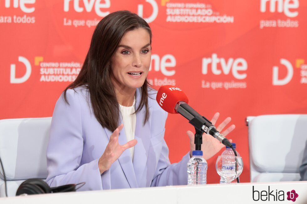 La Reina Letizia hablando en la radio muy contenta en Radio Nacional