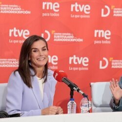 La Reina Letizia con Mamen Asencio hablando en Radio Nacional