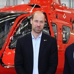 El Príncipe Guillermo y David Beckham visitan los helicópteros de emergencias en Londres