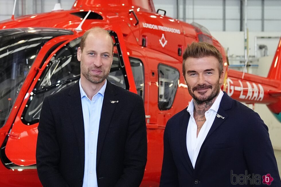 El Príncipe Guillermo y David Beckham visitan los helicópteros de emergencias en Londres