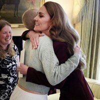 Kate Middleton abraza a Liz Hatton, una adolescente con cáncer con la que se reunió en Windsor