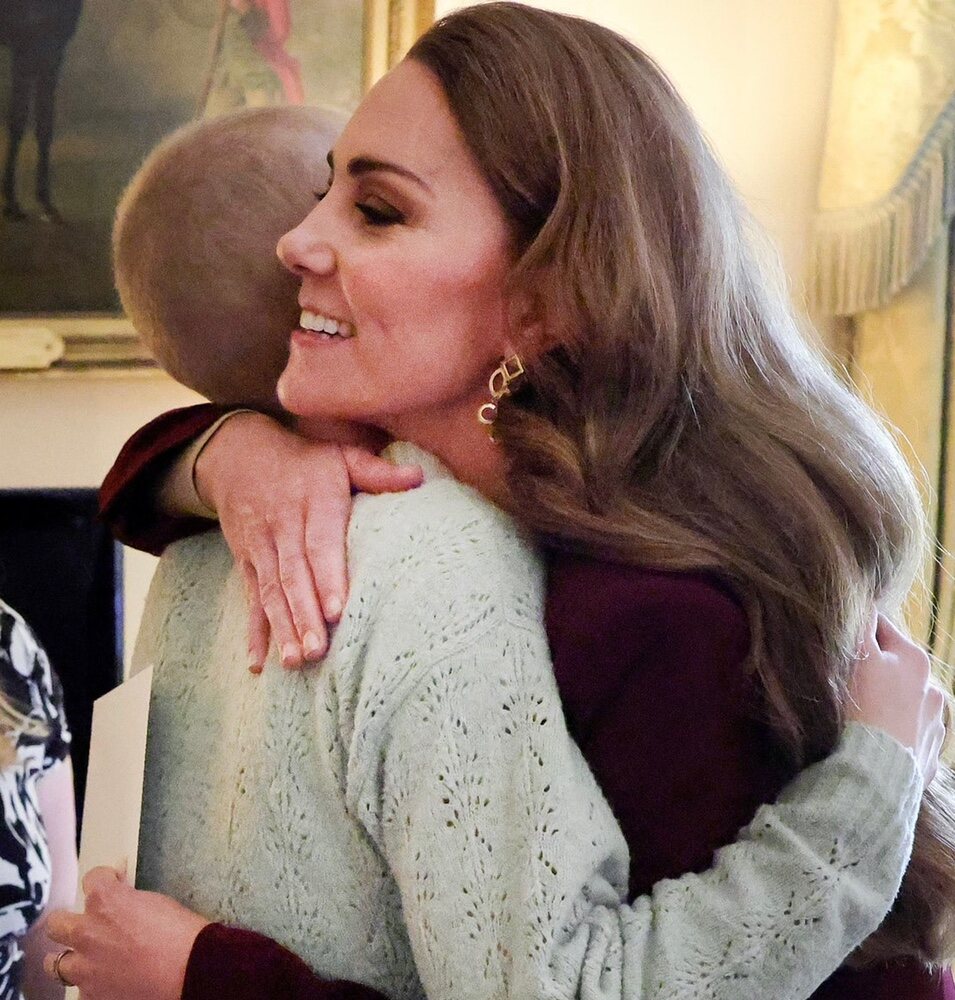 Kate Middleton abraza a Liz Hatton, una adolescente con cáncer a la que conoció en Windsor