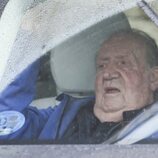 El Rey Juan Carlos en el coche tras un almuerzo familiar en Sanxenxo