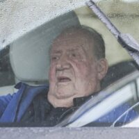 El Rey Juan Carlos en el coche tras un almuerzo familiar en Sanxenxo