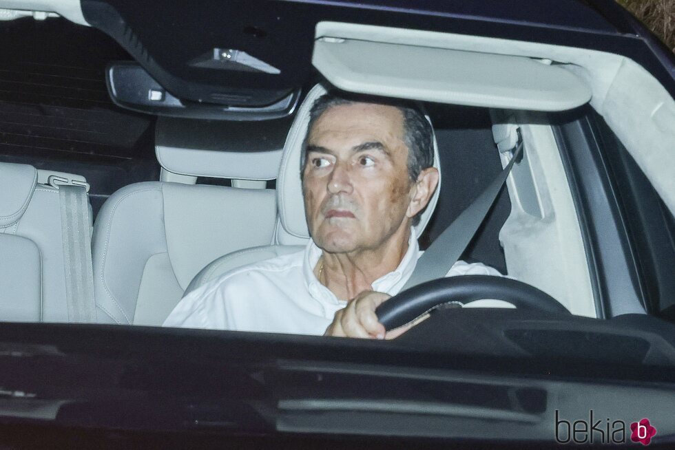 Pedro Campos en coche durante la estancia del Rey Juan Carlos en su casa