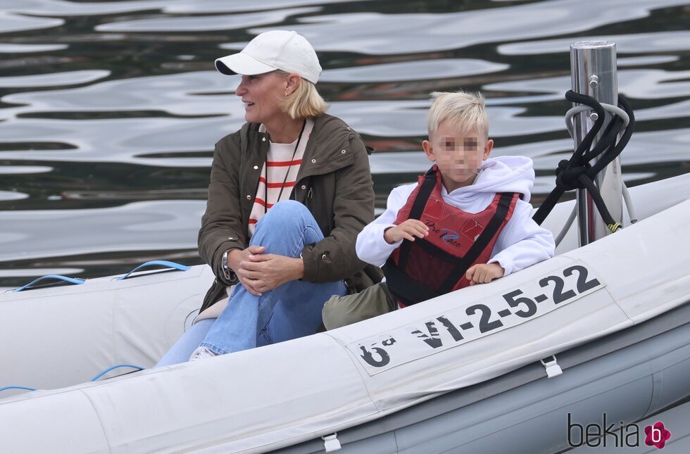 María Zurita y su hijo Carlos Zurita navegando en Sanxenxo