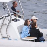 Laurence Debray riÃ©ndose junto a la Infanta Elena en las regatas de Sanxenxo