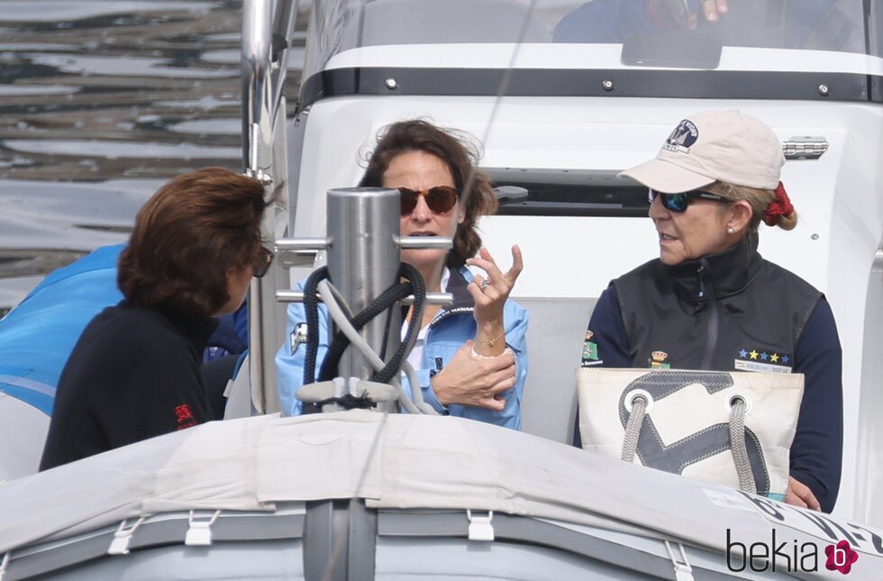 La Infanta Elena y Laurence Debray hablando en las regatas de Sanxenxo