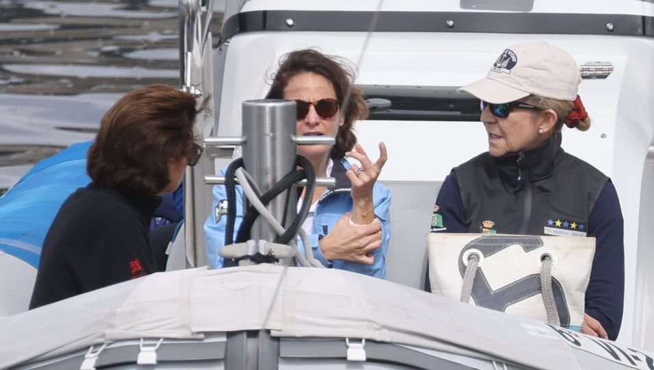 La Infanta Elena y Laurence Debray hablando en las regatas de Sanxenxo