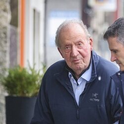 El Rey Juan Carlos y Pedro Campos saliendo a comer en Sanxenxo