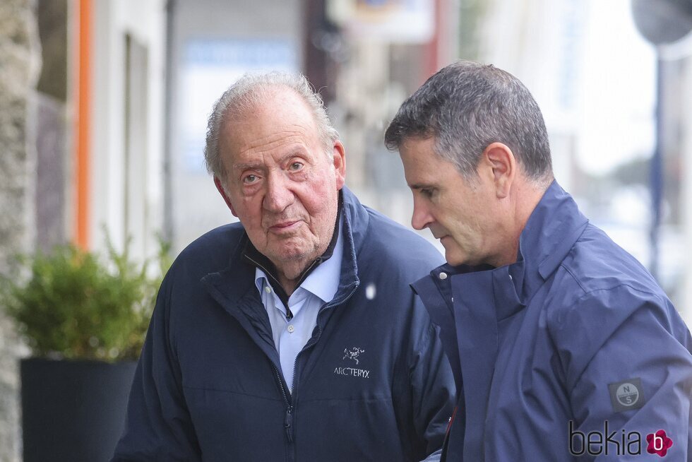 El Rey Juan Carlos y Pedro Campos saliendo a comer en Sanxenxo