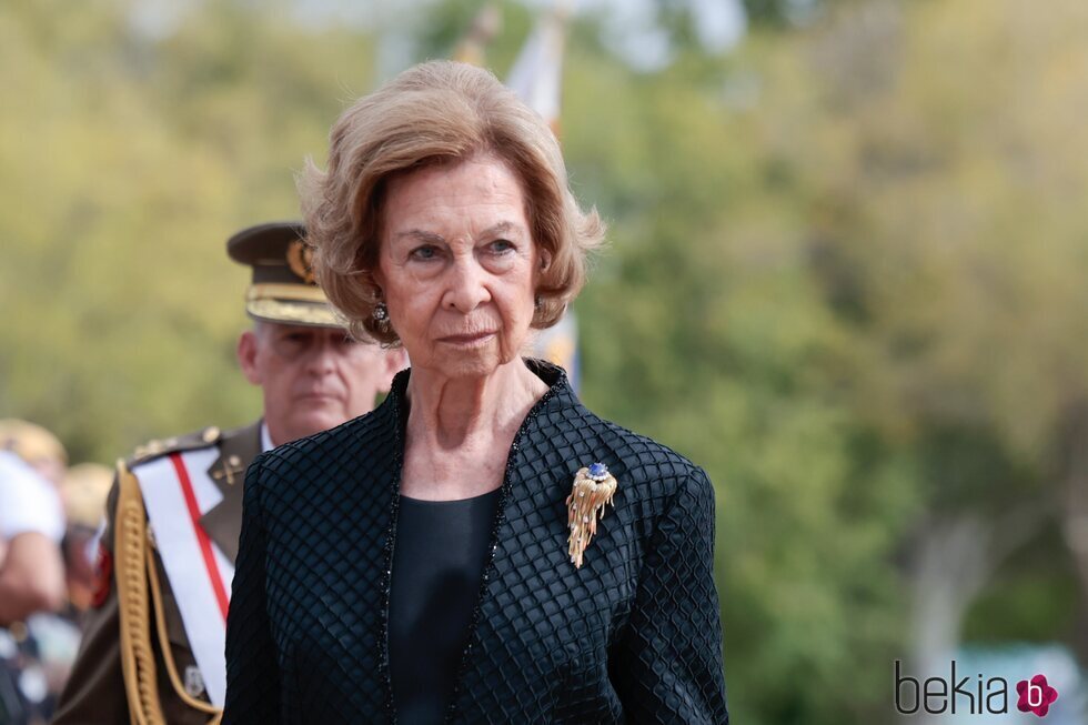 La Reina Sofía con un broche que recibió como regalo por su boda con el Rey Juan Carlos