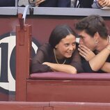 Victoria Federica e Iván Bernabé compartiendo confidencias en una corrida de toros de Roca Rey