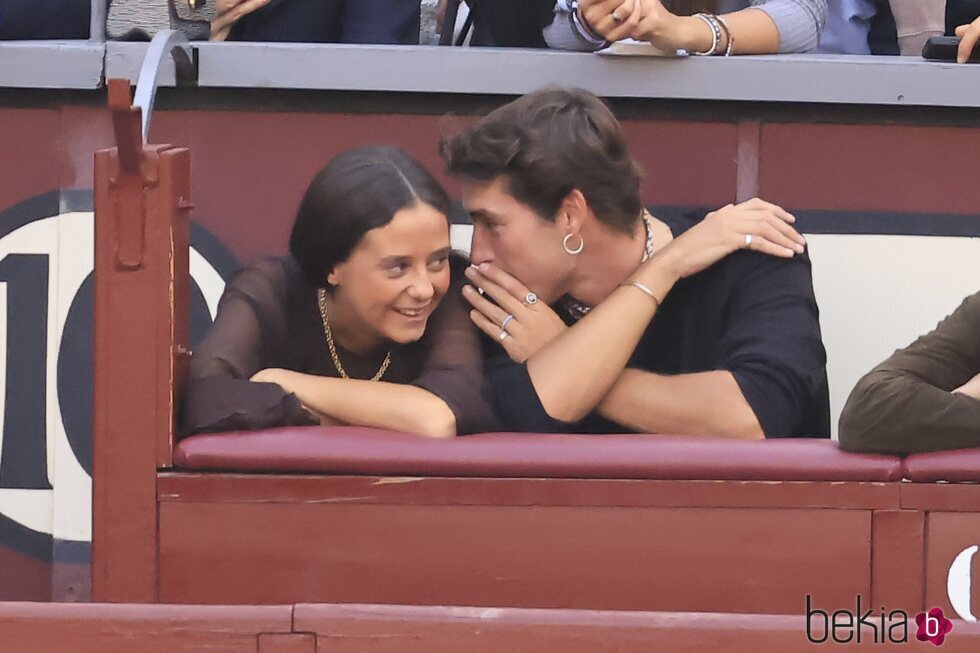 Victoria Federica e Iván Bernabé compartiendo confidencias en una corrida de toros de Roca Rey