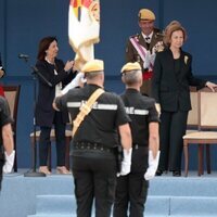 Margarita Robles y Camilo Villarino aplauden a la Reina Sofía en el acto por el aniversario de la creación de la UME