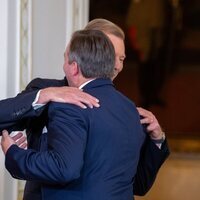 Enrique de Luxemburgo y Guillermo de Luxemburgo se abrazan en la ceremonia en la que Guillermo de Luxemburgo se convirtió en Lugarteniente