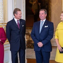 Los Grandes Duques de Luxemburgo y Guillermo y Stéphanie de Luxemburgo en la ceremonia en la que Guillermo de Luxemburgo se convirtió en Lugarteniente