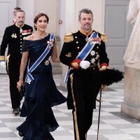 Federico de Dinamarca y Mary de Dinamarca con la Tiara Pearl Poire en la cena por la Visita de Estado de la Presidenta de Islandia a Dinamarca