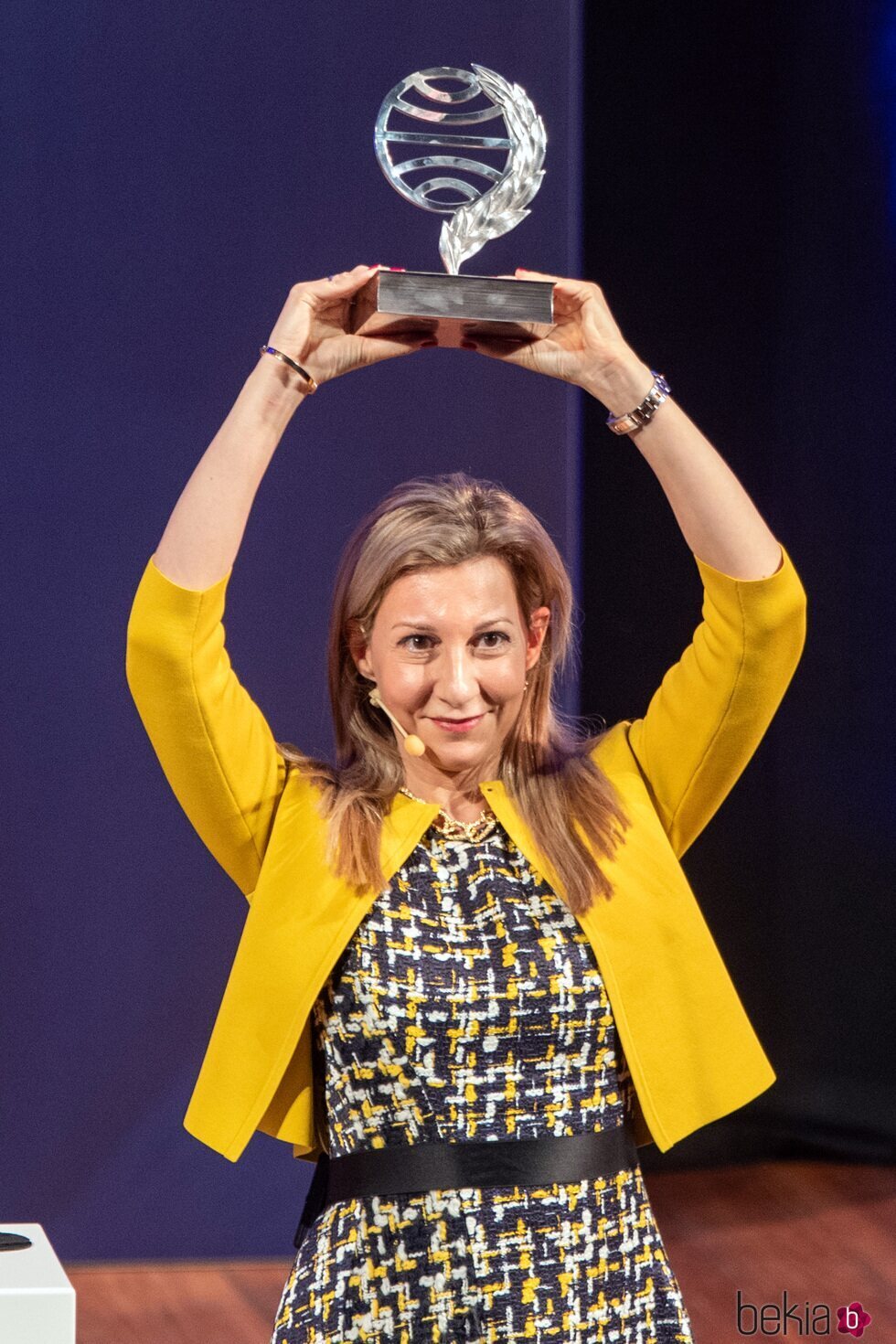 Eva García Sáenz de Urturi con el trofeo del Premio Planeta 2020