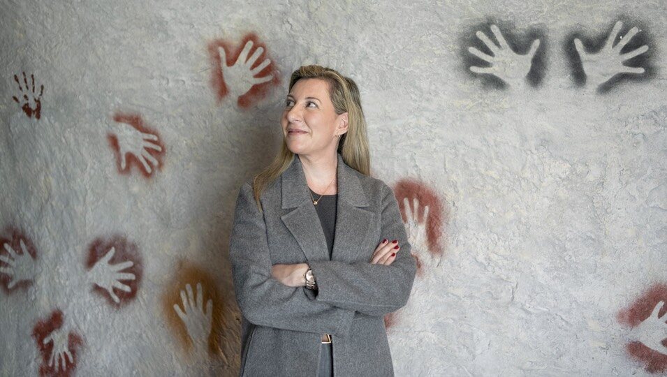 Eva García Sáenz de Urturi en el Centro de Arte Rupestre de Cantabria