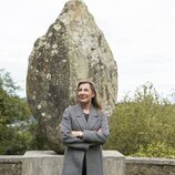 Eva García Saénz de Urturi en el monolito de las Cuevas del Monte Castillo