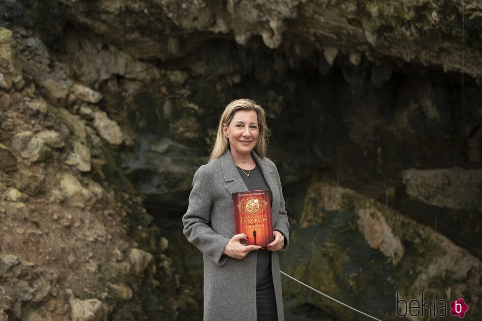 Eva García Sáenz de Urturi en la Cuevas del Monte Castillo de Cantabria