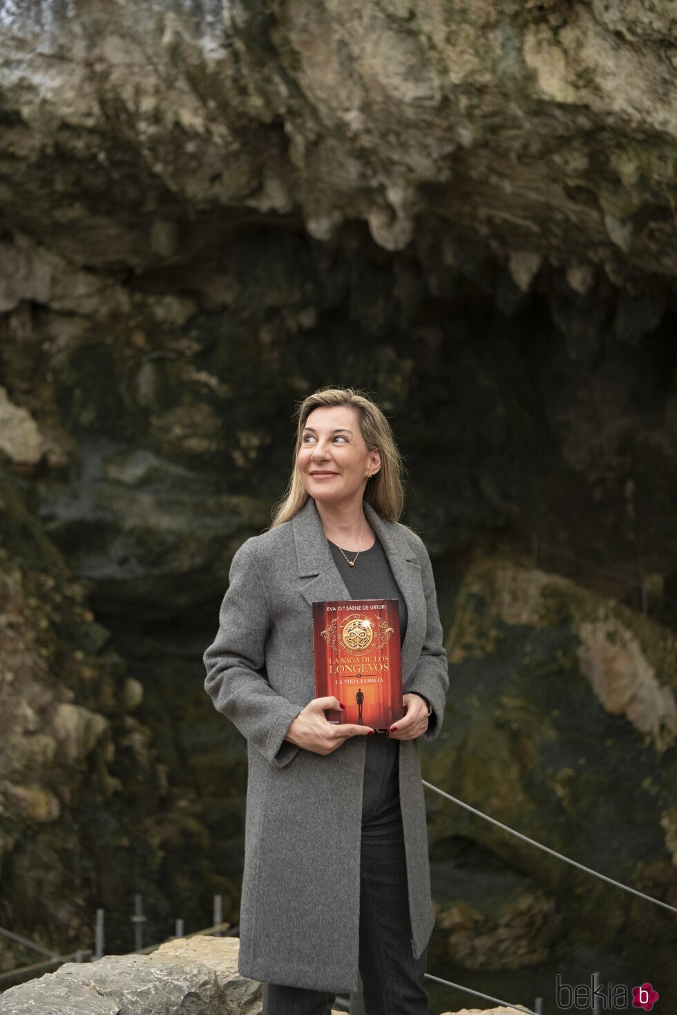 Eva García Sáenz de Urturi en la Cuevas del Monte Castillo de Cantabria, escenario de su novela 'La vieja familia'