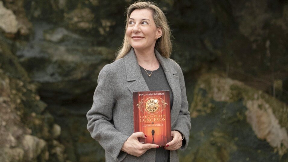 Eva García Sáenz de Urturi en la Cuevas del Monte Castillo de Cantabria, escenario de su novela 'La vieja familia'