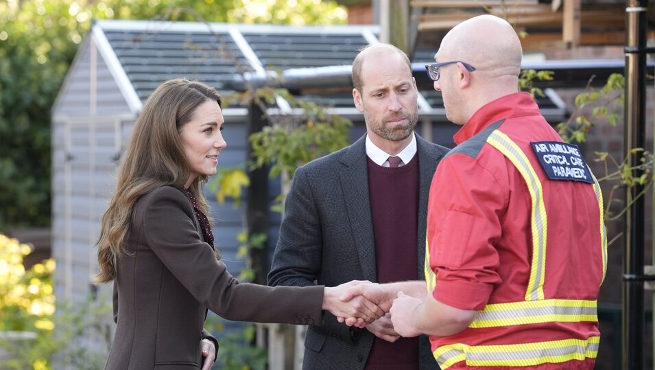 Kate Middleton saluda a un señor presente en el acto de su regreso tras la quimio