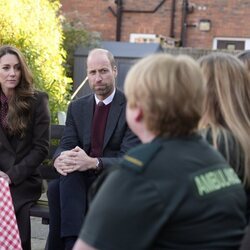 El Príncipe Guillermo y Kate Middleton escuchan a los equipos de emergencias a los que visitan