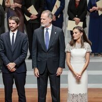 Los Reyes Felipe y Letizia junto al Ministro de Cultura en los Premios Nacionales de la Cultura 2022 y 2023